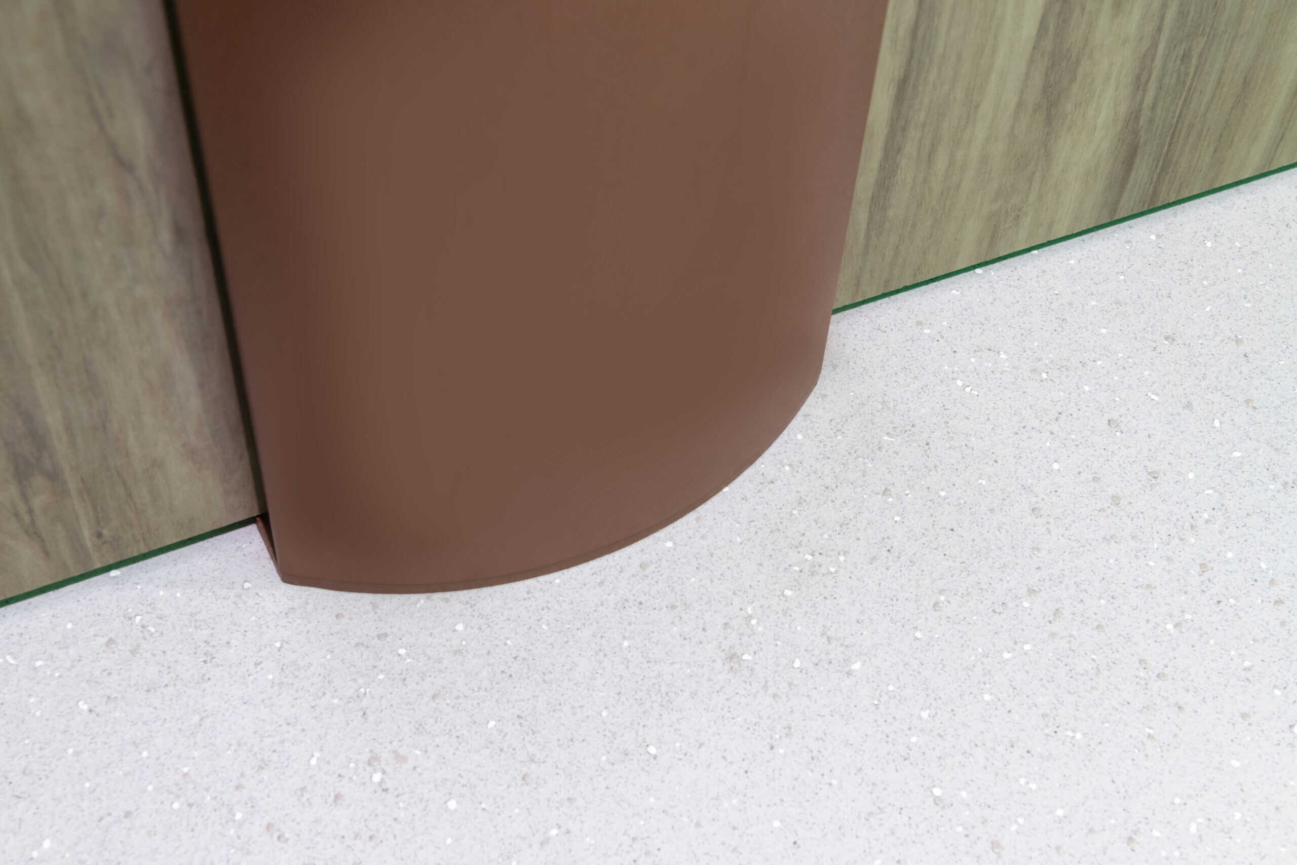 Curve Privacy pilaster by Concept Washroom